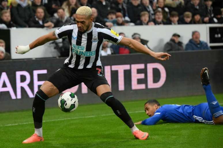 Brasileiro brilha na vitória do Newcastle (Foto: PAUL ELLIS / AFP)