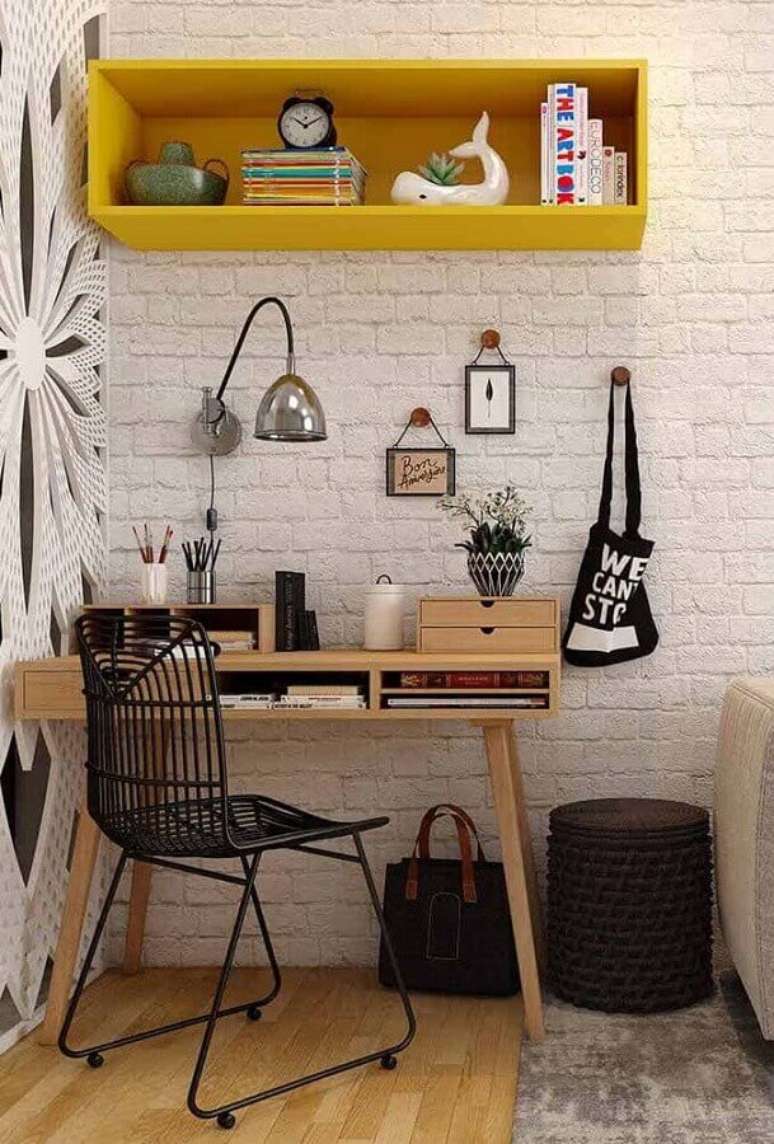 54. Parede tijolinho branco para decora&ccedil;&atilde;o de cantinho de estudar simples com escrivaninha de madeira &ndash; Foto: AD Magazine
