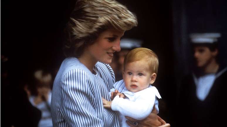 Princesa Diana e Harry: o livro descreve o trauma que ele sentiu com a perda da mãe