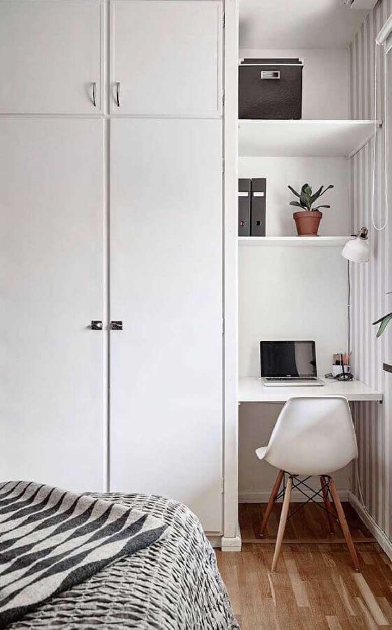 33. Decora&ccedil;&atilde;o de cantinho de estudo simples e pequeno no quarto &ndash; Foto: Architecture Art Designs]