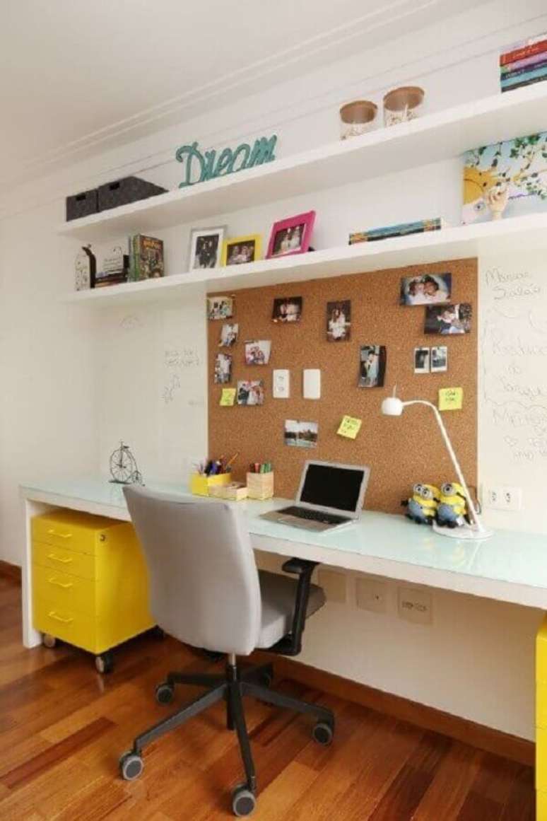 20. Cantinho de estudo simples decorado com gaveteiro amarelo &ndash; Foto: Decor F&aacute;cil