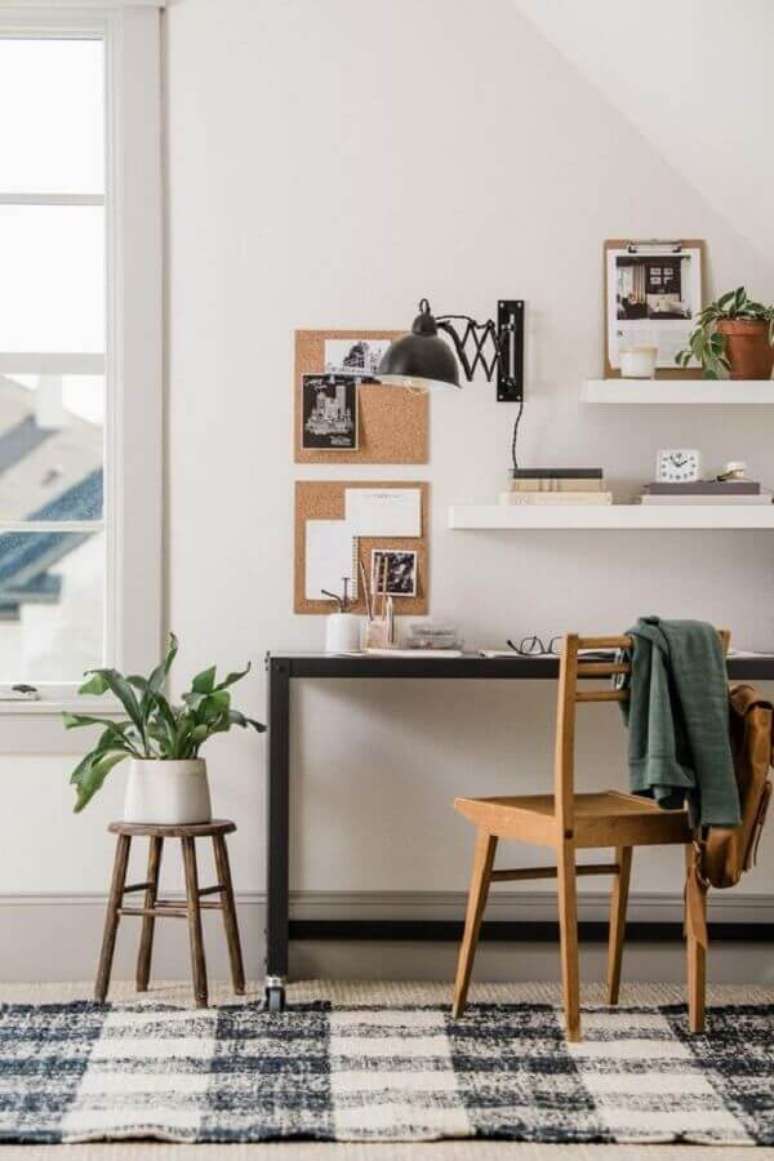 29. Decora&ccedil;&atilde;o de cantinho de estudo simples com lumin&aacute;ria articulada de parede &ndash; Foto: Magnolia