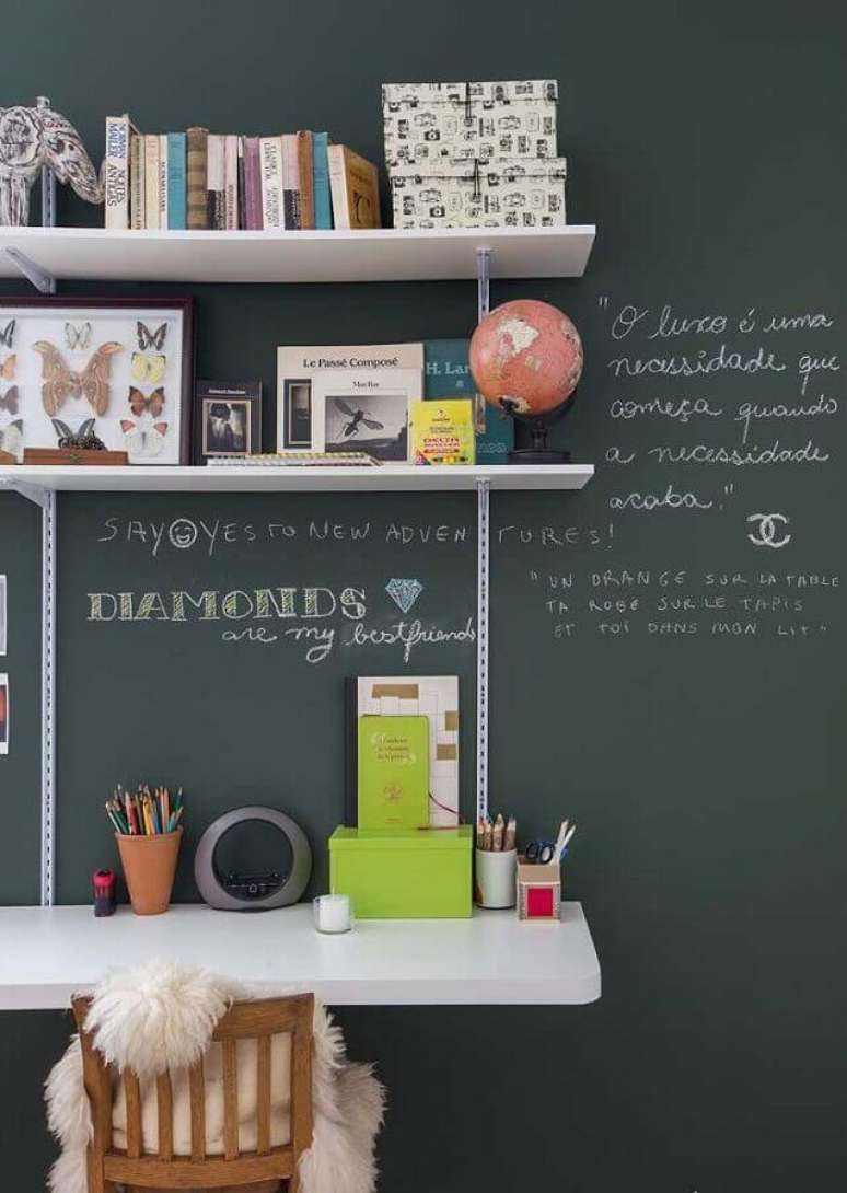 26. Decora&ccedil;&atilde;o com parede lousa para cantinho de estudo simples &ndash; Foto: AnchorDeco