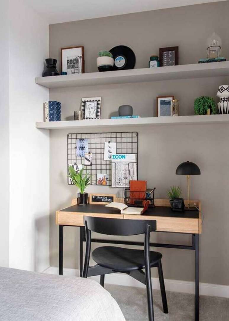 24. Cantinho de estudo simples no quarto decorado com escrivaninha moderna &ndash; Foto: Houzz