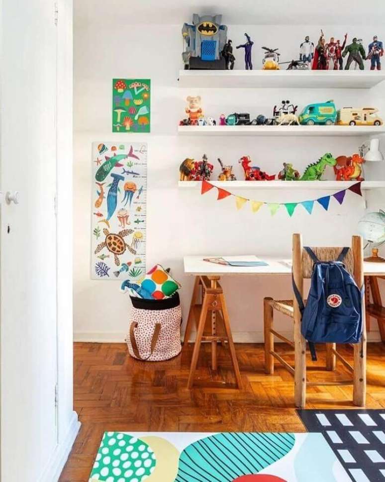 35. Decora&ccedil;&atilde;o de cantinho de estudo simples infantil com mesa cavalete &ndash; Foto: MOOUI