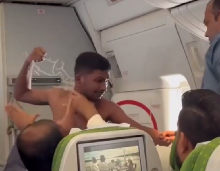 Passageiro sem camisa troca socos com outro homem dentro de avião