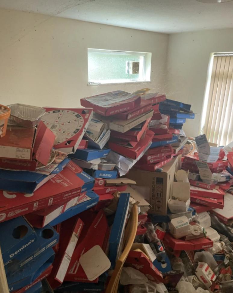 As pilhas de lixo chegavam quase ao teto