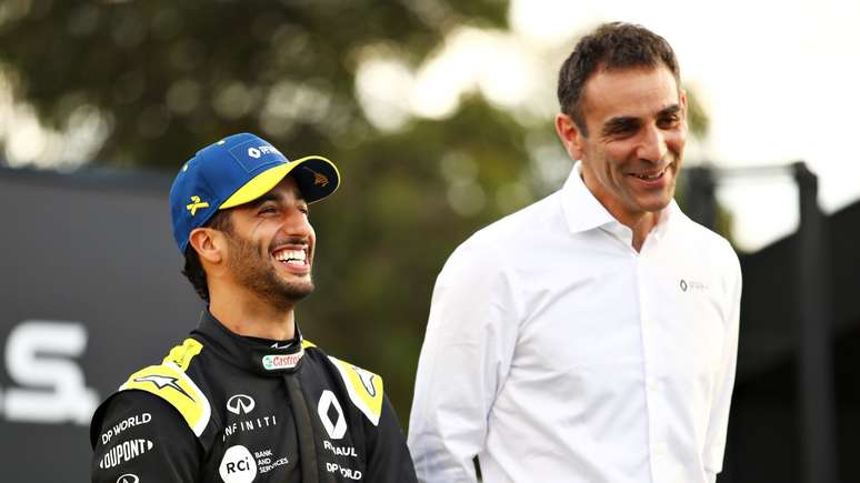 Cyril Abiteboul conversa com Daniel Ricciardo enquanto juntos na Renault 