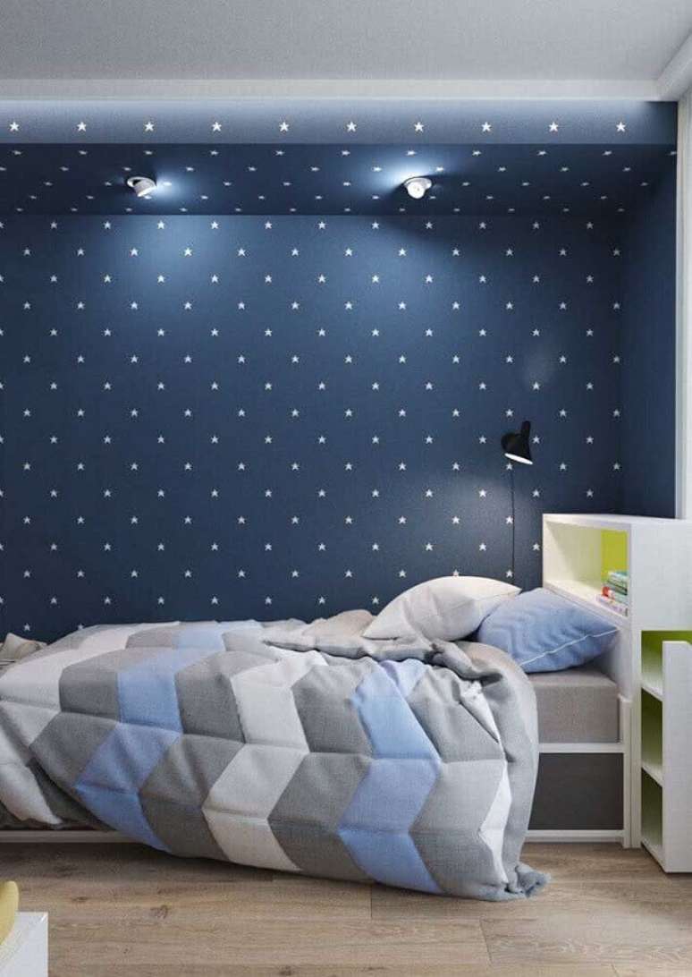 15. Decora&ccedil;&atilde;o clean com lumin&aacute;ria de parede com papel de parede para quarto masculino azul &ndash; Foto: Decor F&aacute;cil