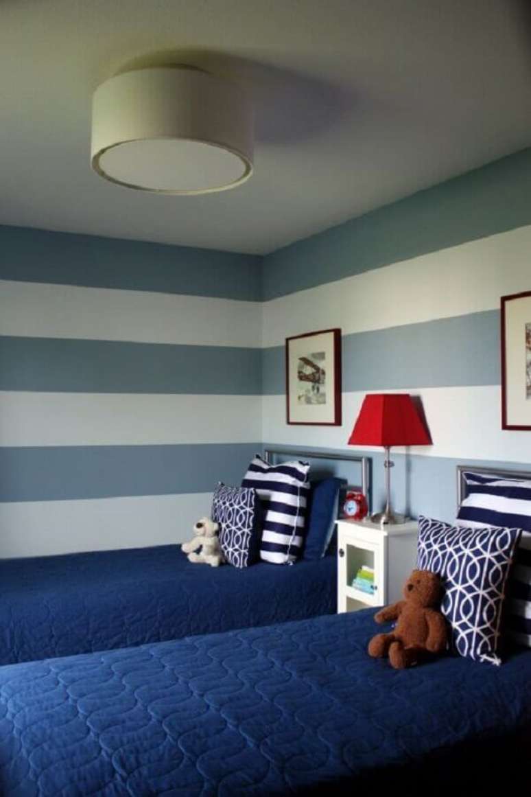 18. Decora&ccedil;&atilde;o com duas camas e papel de parede para quarto masculino azul e branco &ndash; Foto: IHeart Organizing