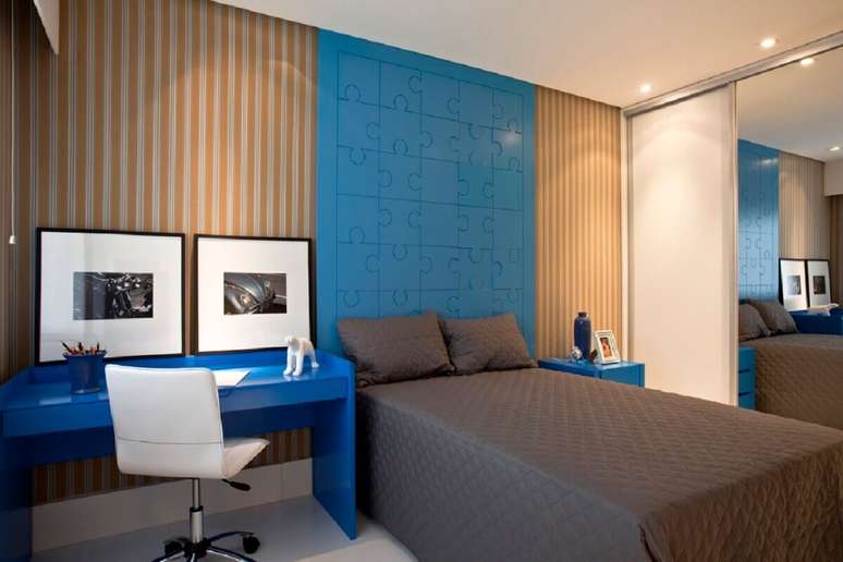 21. Decora&ccedil;&atilde;o com papel de parede para quarto masculino azul e bege &ndash; Foto: SQ Arquitetos Associados