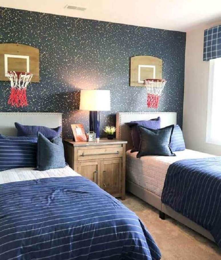 20. Decora&ccedil;&atilde;o com papel de parede para quarto masculino azul compartilhado &ndash; Foto: Evolution of Style