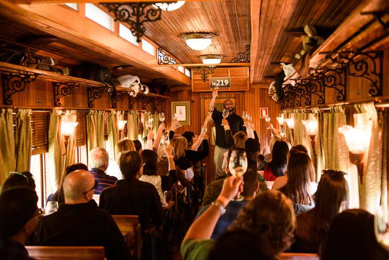 O passeio L&acute;Essenza del Vino acontece dentro de um vag&atilde;o de madeira.