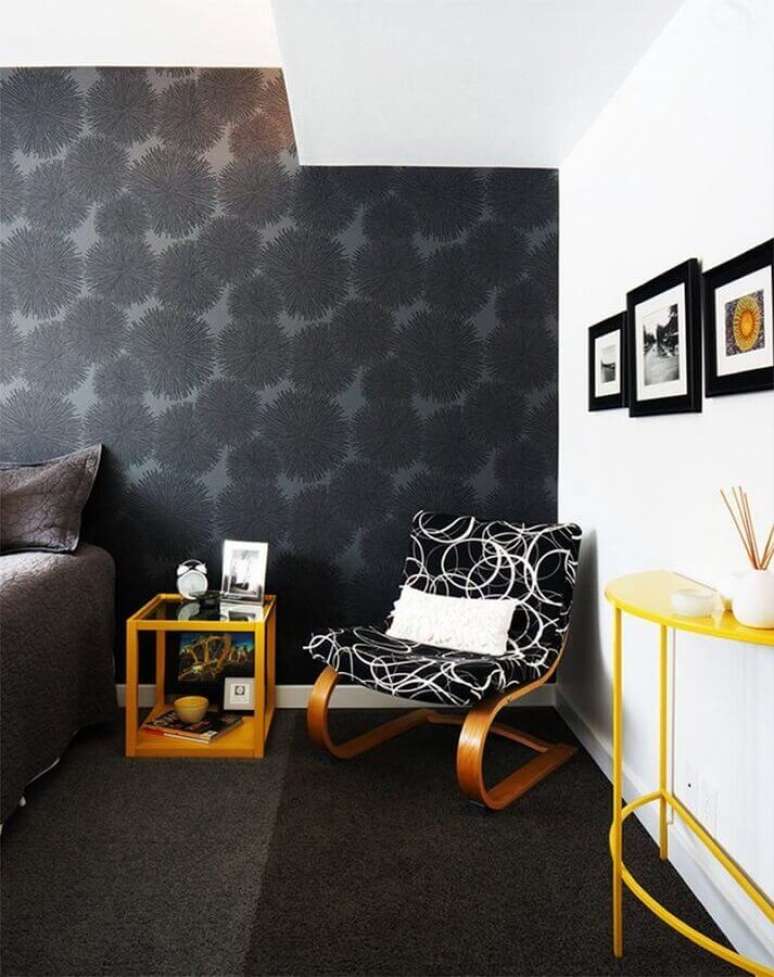 61. Poltrona moderna para decora&ccedil;&atilde;o com papel de parede para quarto masculino &ndash; Foto: Apartment Therapy