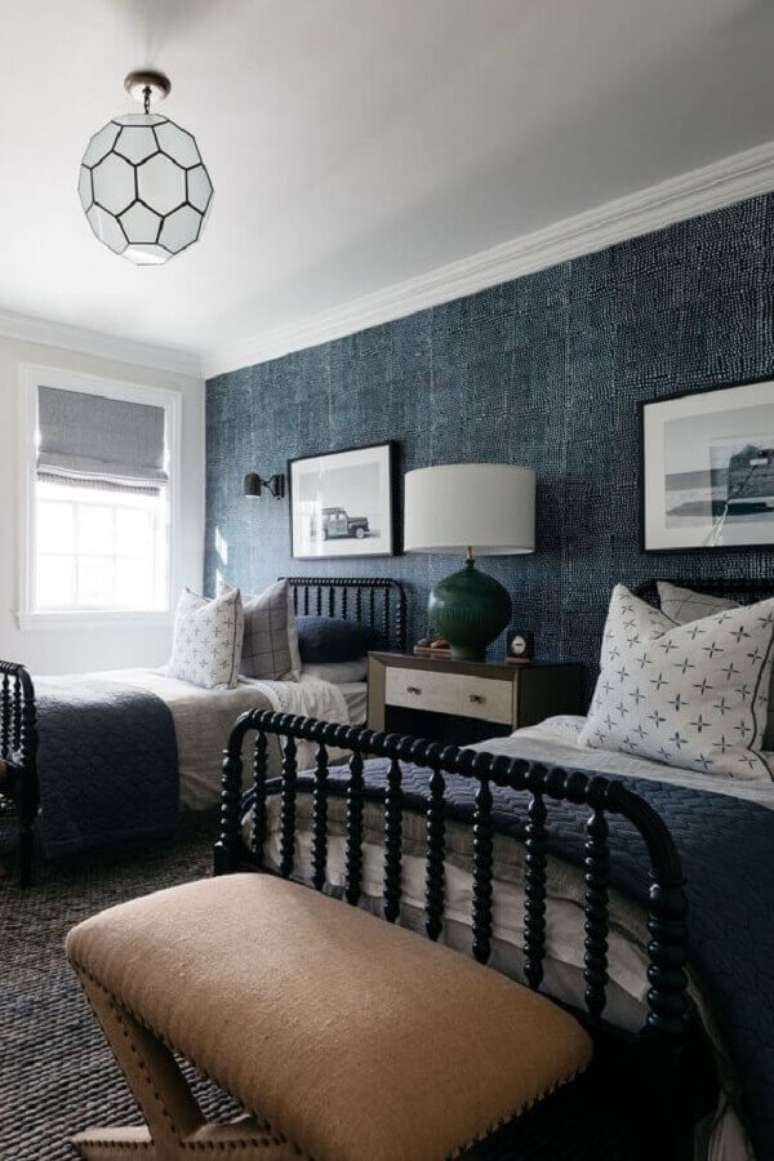 12. Cama de ferro para decora&ccedil;&atilde;o com papel de parede para quarto masculino azul &ndash; Foto: One Kindesign
