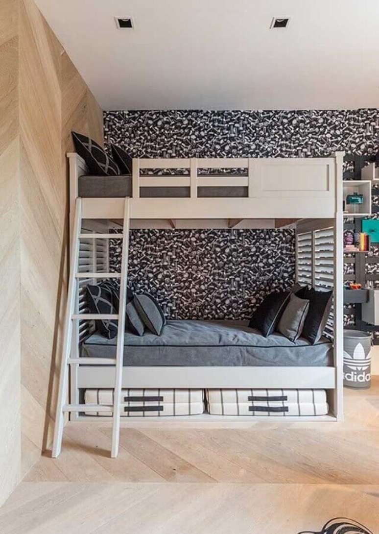 44. Papel de parede masculino para quarto decorado com beliche de madeira &ndash; Foto: Apartment Therapy