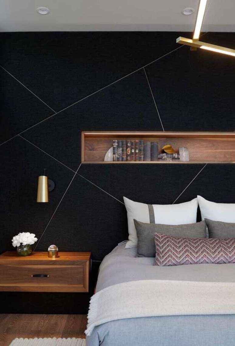 10. Nicho de madeira para decora&ccedil;&atilde;o moderna com papel de parede para quarto masculino &ndash; Foto: Home Fashion Trend