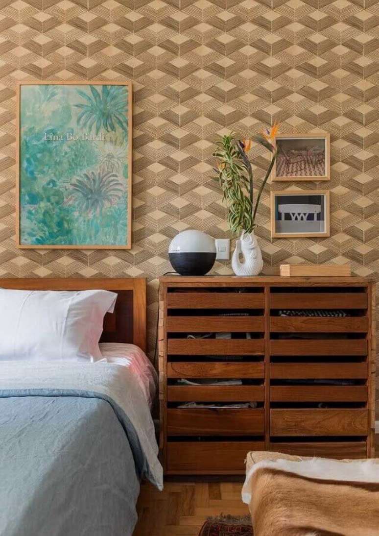 52. Papel de parede para quarto masculino decorado em cores neutras com moveis de madeira &ndash; Foto: Homify