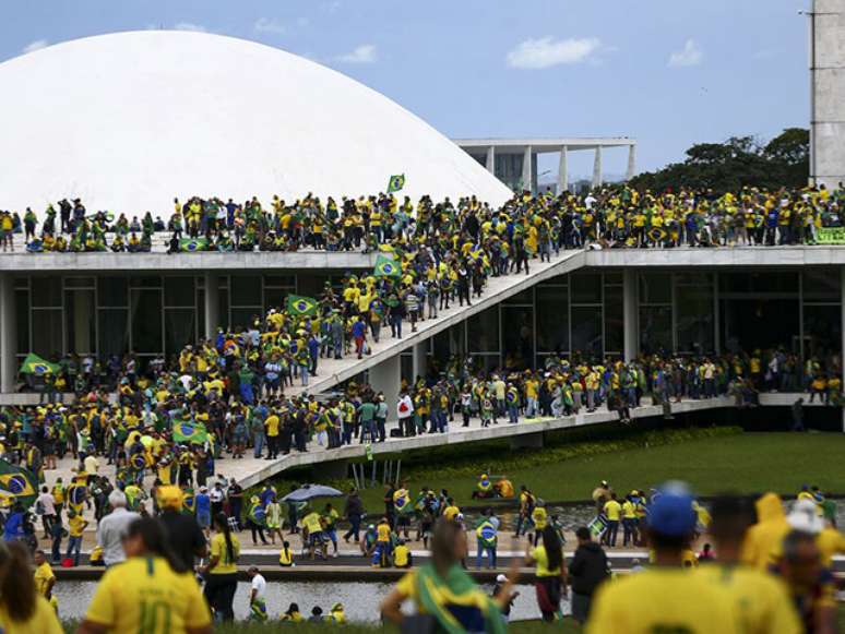 O dia 08 de janeiro de 2023 estará na história do Brasil de maneira negativa. Isso porque inúmeras pessoas cometeram atos antidemocráticos e violentos em Brasília.