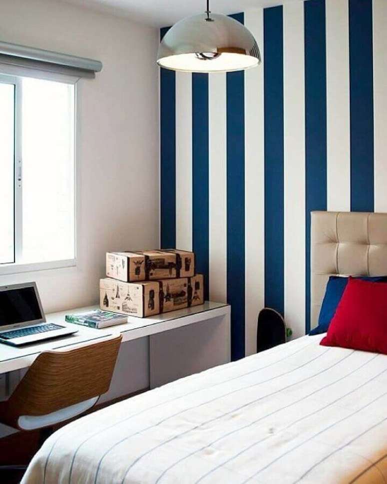 42. Listra azul e branca para decora&ccedil;&atilde;o com papel de parede para quarto masculino &ndash; Foto: Archilovers