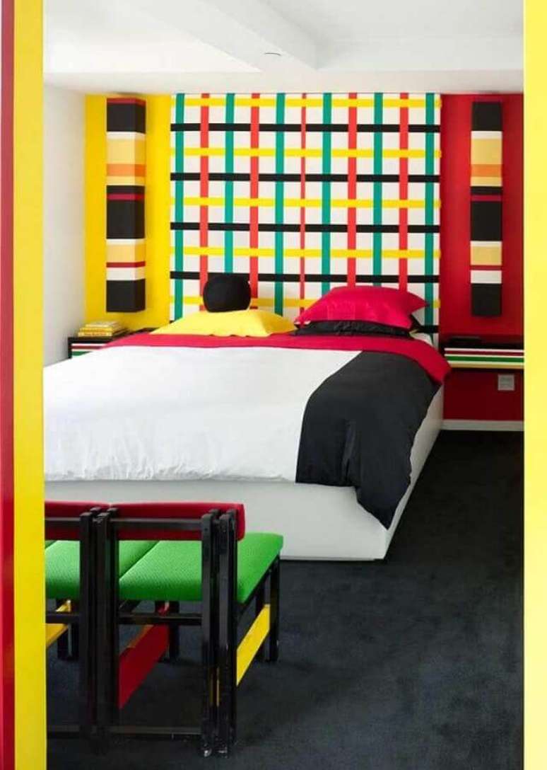 2. Decora&ccedil;&atilde;o colorida com papel de parede para quarto masculino jovem &ndash; Foto: Archilovers