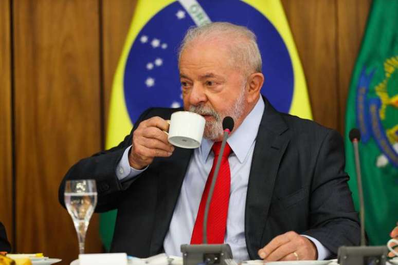 O presidente Lula em café com jornalistas defendeu a identificação e punição de quem invadiu os prédios públicos no domingo, 8