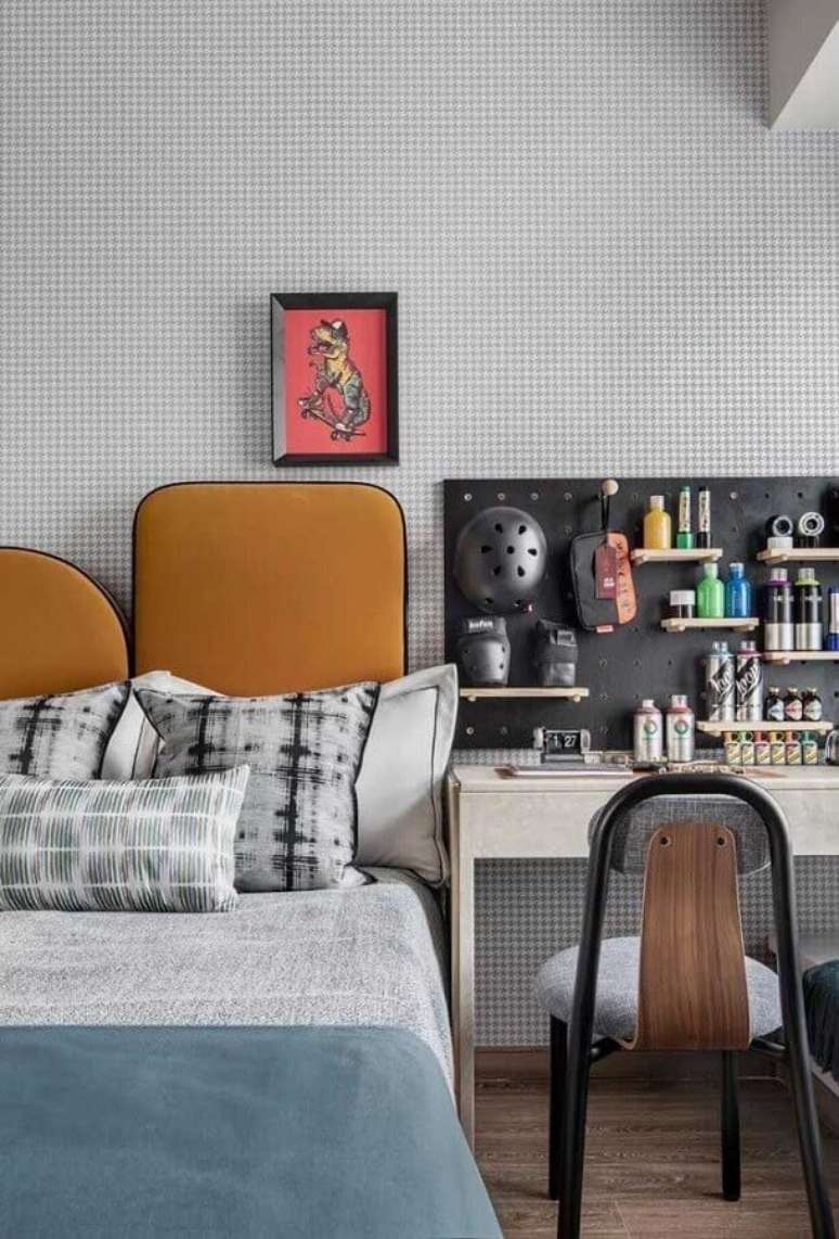 28. Decora&ccedil;&atilde;o simples com modelo minimalista de papel de parede para quarto masculino &ndash; Foto: Apartment Therapy