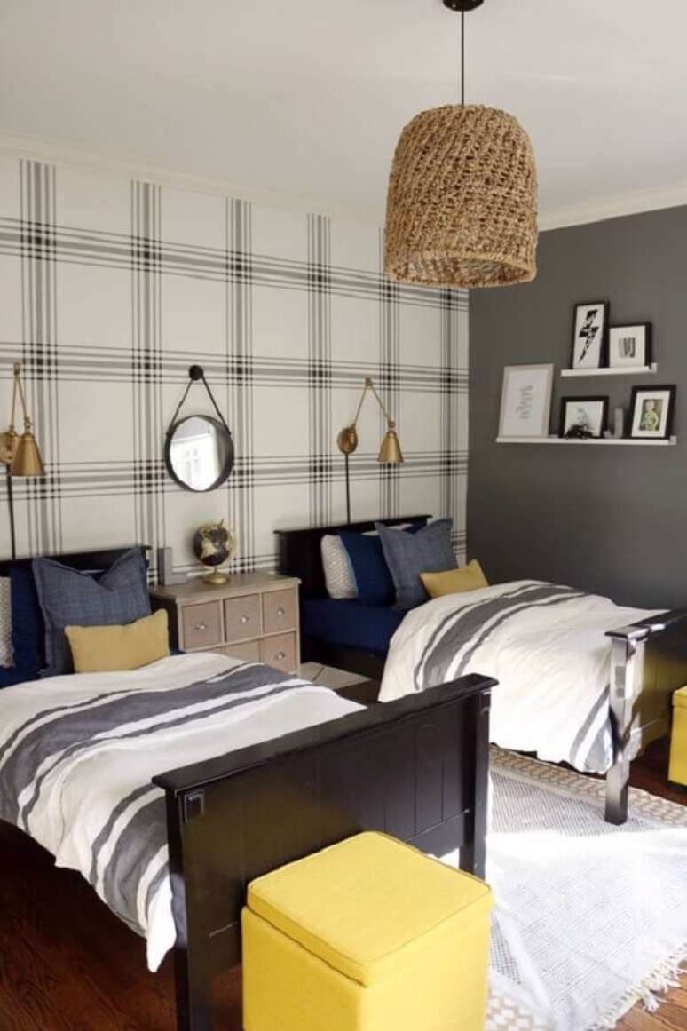 27. Decora&ccedil;&atilde;o simples com lustre rustico e papel de parede para quarto masculino &ndash; Foto: One Kindesign