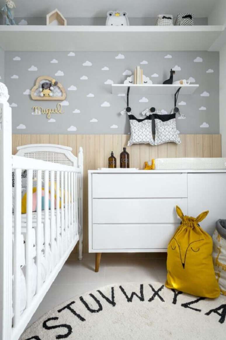 8. Decora&ccedil;&atilde;o delicada com papel de parede para quarto de beb&ecirc; masculino com estampa de nuvem &ndash; Foto: NaToca Design