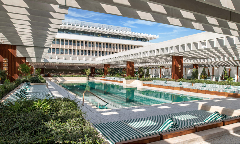 No The Ned Doha, a piscina de 30 metros de comprimento &eacute; atendida por um bar de drinks e petiscos.