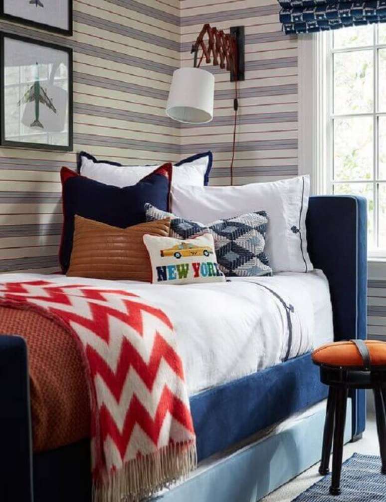 24. Decora&ccedil;&atilde;o com papel de parede para quarto masculino solteiro com estampa listrada na horizontal &ndash; Foto: DecorPad