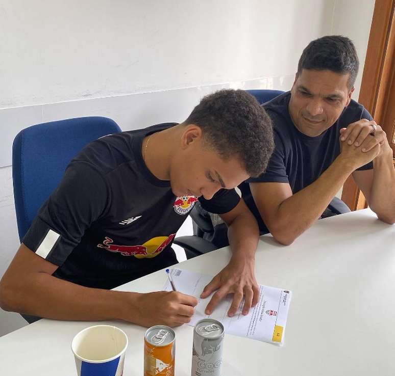 Cabo Daciolo acompanhou o filho na assinatura de contrato com o Bragantino