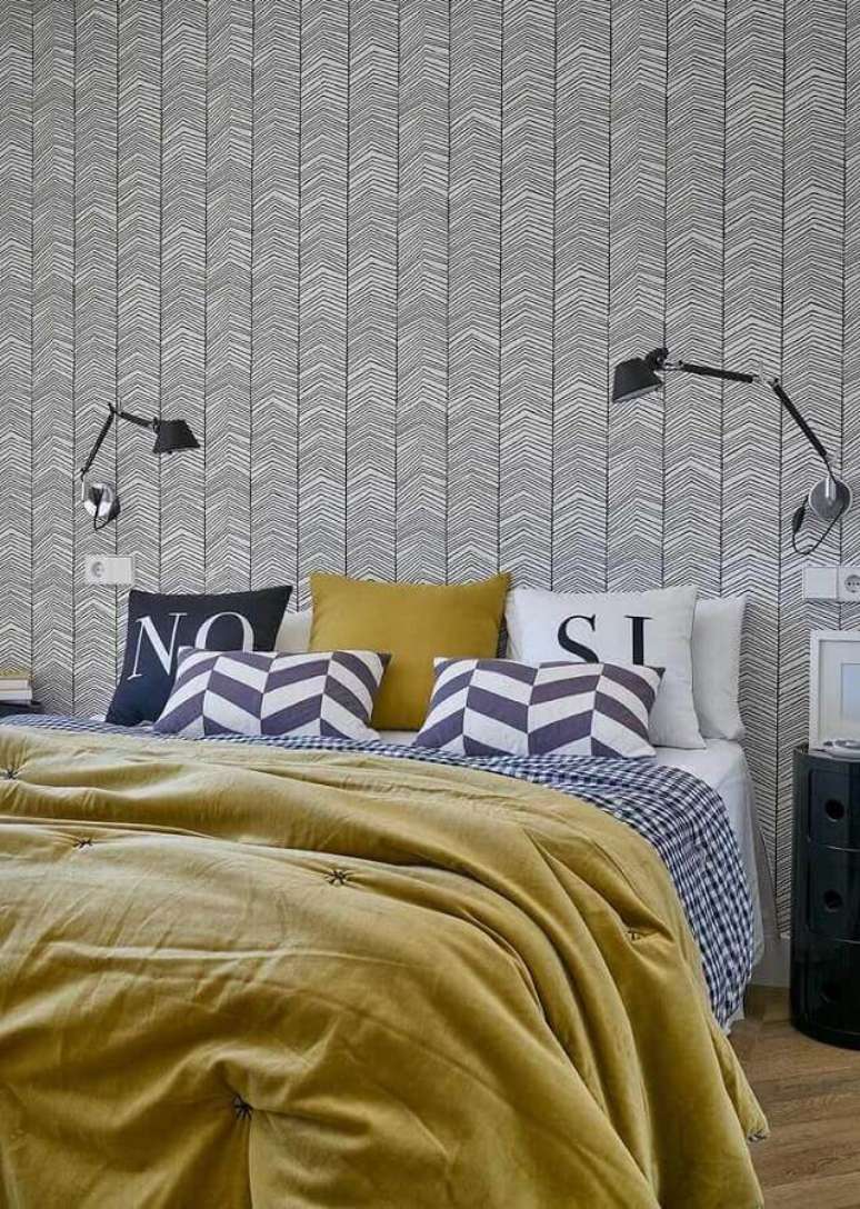 51. Papel de parede para quarto masculino decorado com lumin&aacute;ria de parede &ndash; Foto: Houzz