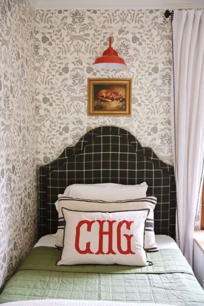 17. Decora&ccedil;&atilde;o com cabeceira estampada e papel de parede para quarto masculino &ndash; Foto: Hygge E West