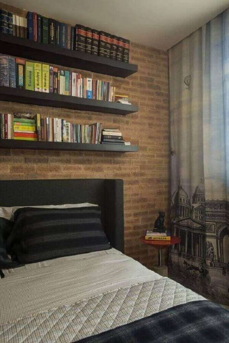 37. Estampa de tijolinho para papel de parede para quarto masculino decorado com prateleiras de livros &ndash; Foto: Homify