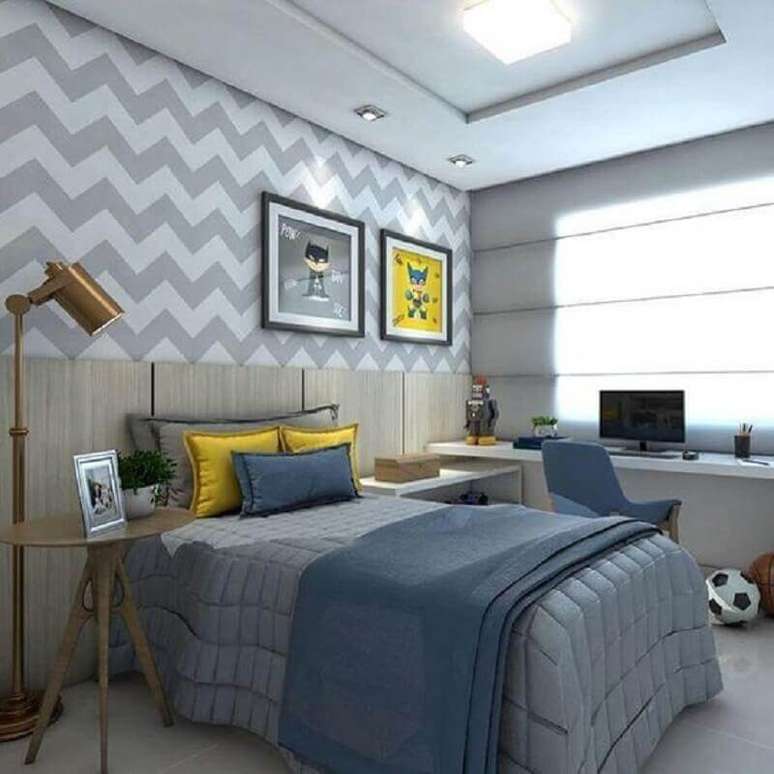 46. Papel de parede para quarto infantil masculino decorado em cores claras com estampa chevron &ndash; Foto: Decor F&aacute;cil