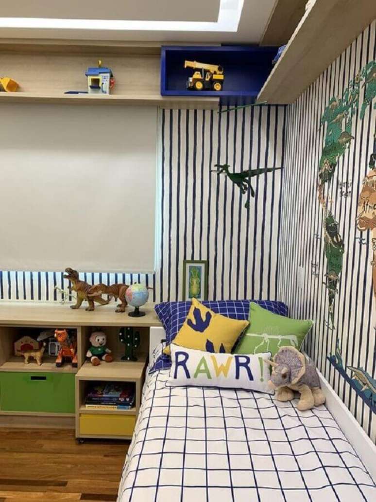 43. M&oacute;veis planejados para decora&ccedil;&atilde;o com papel de parede para quarto masculino infantil &ndash; Foto: MAK Studio Arquitetura