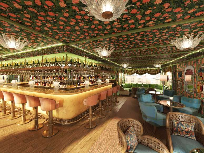 Os motivos florais v&atilde;o das paredes ao teto do bar no rooftop do Le Fantaisie.