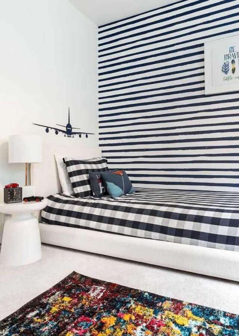 16. Decora&ccedil;&atilde;o clean com papel de parede para quarto masculino azul e branco &ndash; Foto: Apartment Therapy