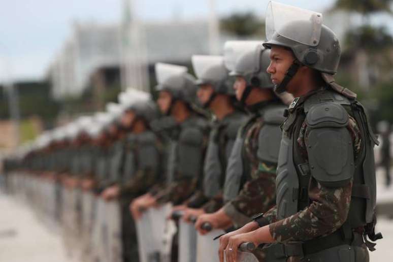 O policiamento foi reforçado nesta quarta-feira (11), na Esplanada dos Ministérios e na Praça dos Três Poderes em Brasília-DF.