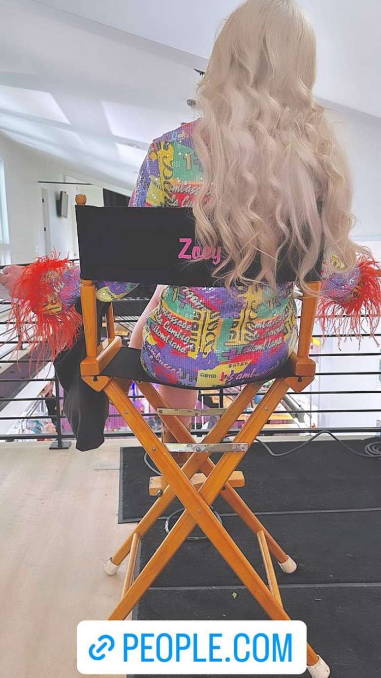 Jamie Lynn Spears, atriz e produtora executiva de 'Zoey 102', sentada em uma cadeira de cineasta no estúdio de gravação do filme