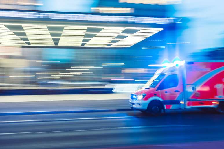 Imagem uma ambulância chegando ao hospital