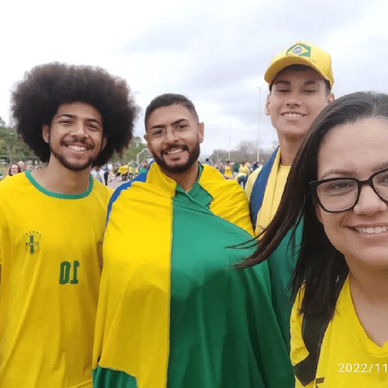 Diego Torres Dourado aparece em foto com amigos em frente às sedes dos Três Poderes, antes de ato terrorista