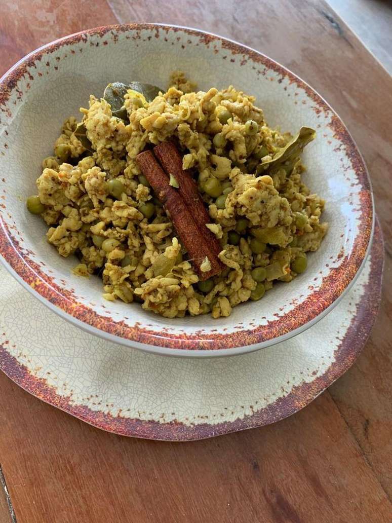 Frango com ervilhas ao curry.