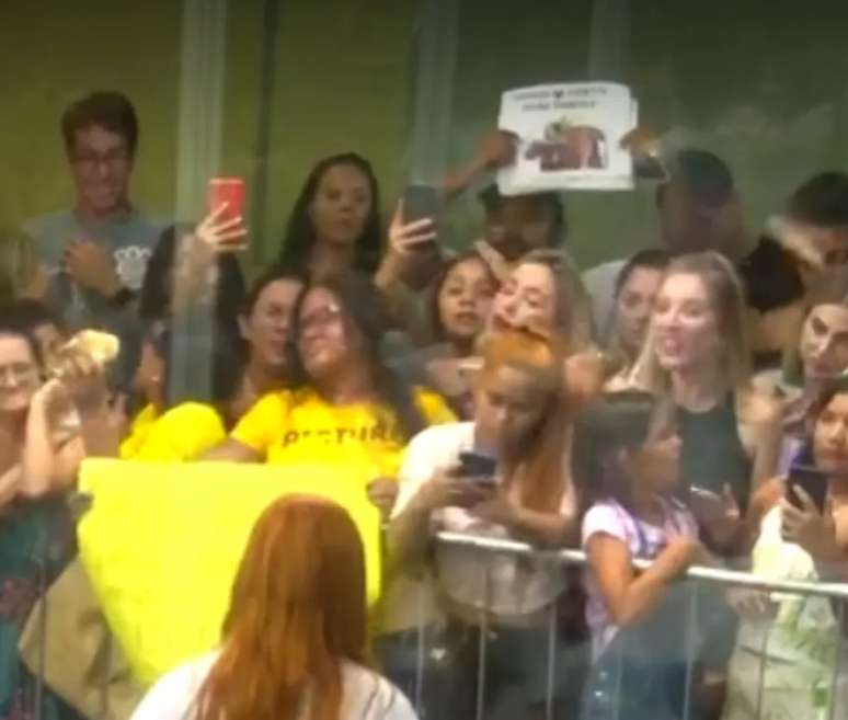 Streamer 'trola' Giovanna com cartazes fakes na Casa de Vidro