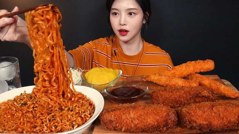 A youtuber sul-coreana Boki ficou famosa publicando vídeos comendo quantidades absurdas de comida