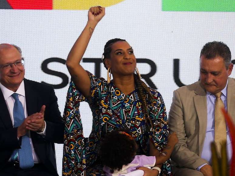 Assinatura da sanção do PL que equipara injúria racial a racismo foi feita na cerimônia de posse das ministras Anielle Franco (Igualdade Racial) e Sônia Guajajara (Povos Indígenas).
