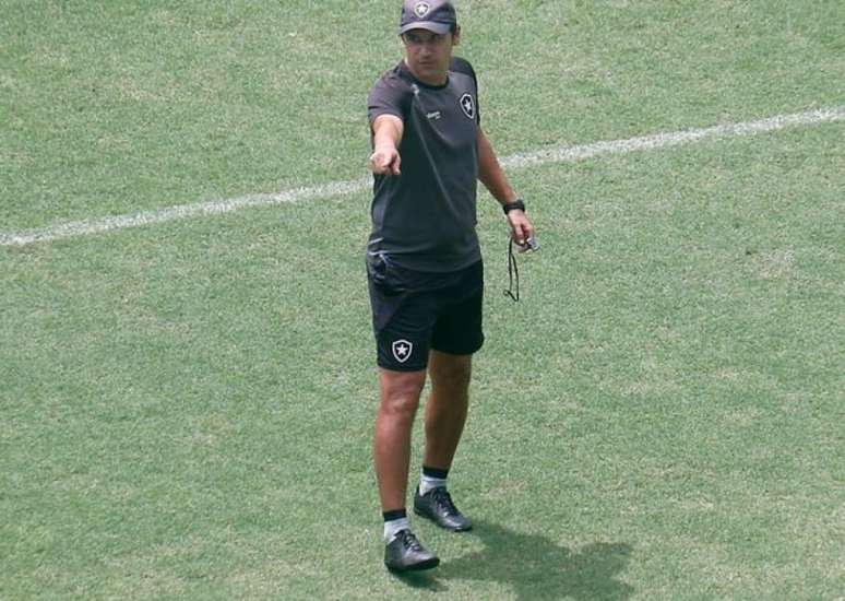 'Temos jogadores que estão sendo preparados no time B para que surjam outros meninos, como foi o Jeffinho", diz Lúcio Flávio(Vitor Silva / Botafogo)