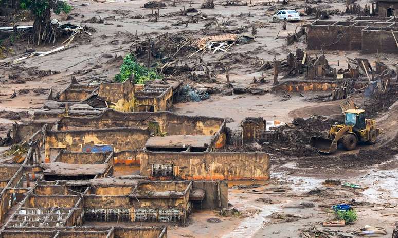 &Aacute;rea afetada pelo rompimento de barragem no distrito de Bento Rodrigues, zona rural de Mariana, em Minas Gerais