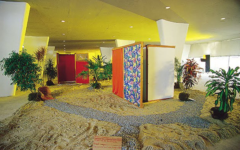 Reprodução para a XXIVª Bienal Internacional de São Paulo, de 1998, da exposição 'Tropicália' de 1967.